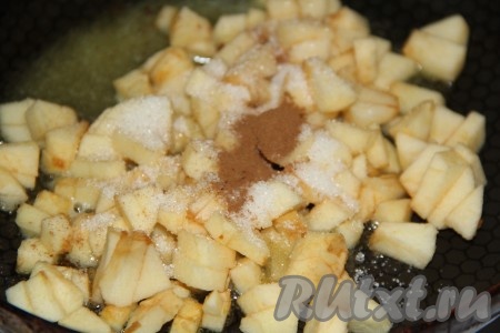 Выложить в сковороду яблоки, добавить воду, сахар и корицу.
