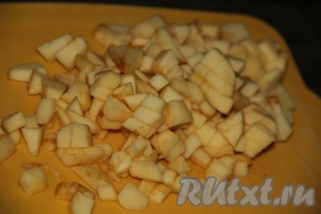 Яблоко почистить и нарезать на мелкие кубики.
