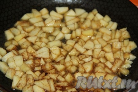 Томить яблоки на среднем огне в течение 5 минут, помешивая.
