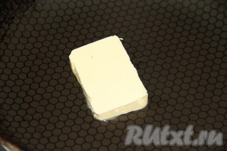 В сковороду (у меня диаметром 26 см) выложить кусочек сливочного масла и растопить.
