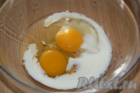 Пока яблоки готовятся, сделать тесто для овсяноблина, для этого в миске соединить яйца и молоко.
