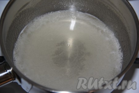 Поставить сотейник с водой и агар-агаром на огонь и довести до кипения.