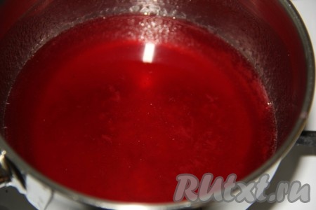 Влить 70 мл отфильтрованного варенья из чашки.
