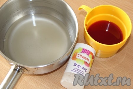 Воду влить в сотейник и добавить агар-агар, перемешать. Сито поставить поверх чашки, выложить в сито варенье. Нам нужно будет 70 мл жидкости из варенья без косточек и шкурок, которая стечёт через сито в чашку. 