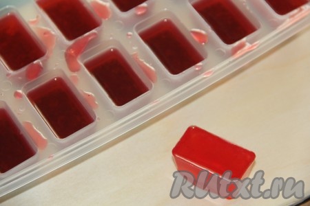 Поставить форму с мармеладом, приготовленным из варенья и агар-агара, в холодильник на пару часов (до полного застывания).
