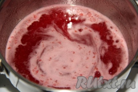 Добавить лимонную кислоту, перемешать и довести до кипения на среднем огне.
