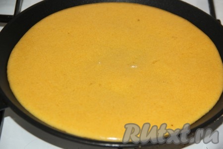 Сковороду (у меня сковорода диаметром 26 см) смазать растительным маслом и поставить на огонь, разогреть. Влить тесто с манкой.
