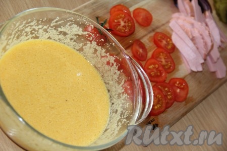 Подготовить начинку, для этого нужно колбасу, огурцы и помидоры нарезать, сыр натереть на тёрке, очищенный лук тонко нарезать.
