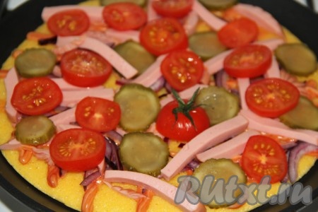 Затем выложить кружочки помидоров черри.
