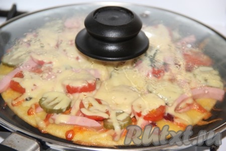 Готовить в течение 7 минут на медленном огне под закрытой крышкой.
