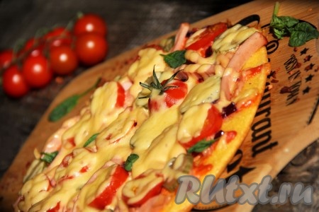 Подать пиццу, приготовленную на манке на сковороде, к столу в горячем виде. Быстро, просто и очень вкусно!
