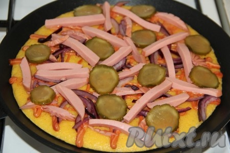 Выложить колбасу, кружочки огурца и лук.
