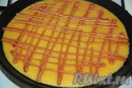 Когда тесто сверху "схватится", нанести на него сеточку из любого томатного соуса (я соединила кетчуп и майонез в соотношении 1:1).
