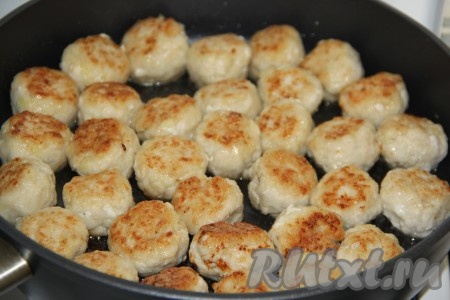 Обжарить фрикадельки с двух сторон на среднем огне до золотистого цвета.