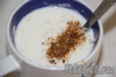 Для приготовления соуса соединить сметану, воду, соль, 1 столовую ложку муки и специи, перемешать. По желанию, сюда же добавить очищенные зубчики чеснока, пропущенные через пресс, ещё раз перемешать. Сметанный соус готов.