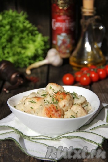 Разложить аппетитные куриные фрикадельки со сметанным соусом со сковороды по тарелкам, дополнить гарниром (у меня - макароны) и в горячем виде подать сытное, вкусное блюдо к столу, посыпав, по желанию, мелко нарезанной зеленью.&nbsp;