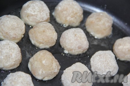 Сформировать из куриного фарша фрикадельки размером, примерно, с грецкий орех. Затем обвалять их со всех сторон в муке. Разогреть в сковороде растительное масло, выложить куриные фрикадельки.