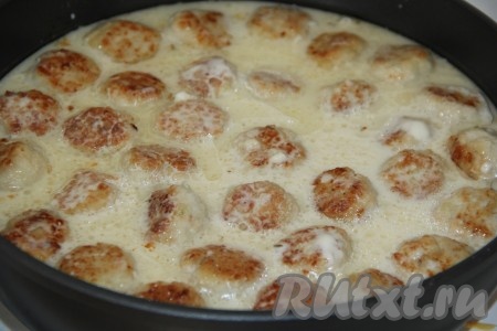 Влить сметанный соус в сковороду с обжаренными куриными фрикадельками. Довести соус до кипения, а затем тушить куриные фрикадельки на небольшом огне под крышкой в течение 15 минут. По истечении времени фрикадельки будут полностью готовы.