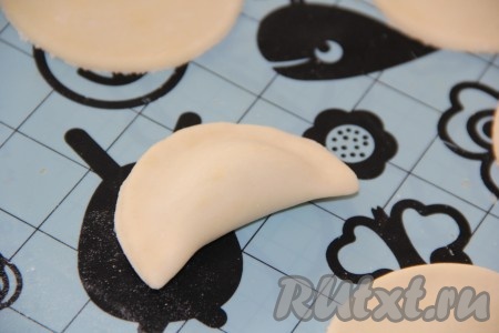 Сформировать пельмени любым способом (я складываю каждый кружок пополам, хорошо скрепляя края, как на фото).
