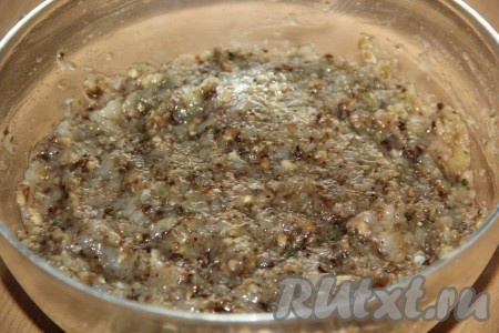 Хорошо вымесить фарш из мяса и грибов и начинка для пельменей готова.
