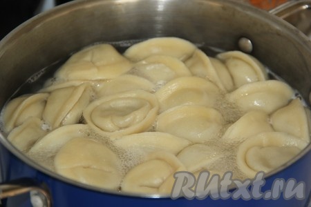 Для того чтобы отварить, нужно вскипятить в кастрюле воду, слегка посолить, можно добавить лавровый лист. Опустить пельмени в кипящую воду и варить с момента закипания 10 минут.
