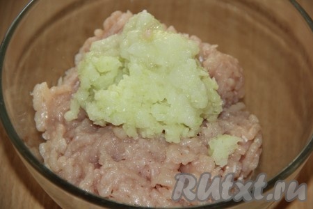 Для приготовления начинки пропустить через мясорубку кусочки мяса, отделённые от костей, и очищенную луковицу, разрезанную на части.
