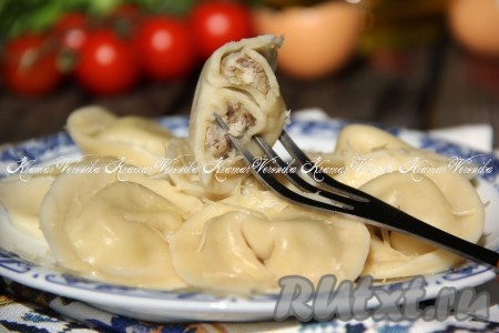 Достать готовые пельмешки с помощью шумовки и подать горячими к столу, дополнив сметаной или маслом. Пельмени с начинкой из мяса и грибов получаются очень вкусными, сочными и сытными, уверена, они понравятся многим!
