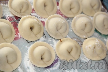 А затем скрепляю уголки каждой заготовки, как на фото. Вот такие пельмени с мясом и грибами у меня получились. Пельмешки можно сразу отварить или выложить на доску и заморозить в морозилке впрок.
