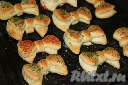 Выпекать дрожжевые булочки в разогретой духовке при температуре 180 градусов минут 25 (бантики должны стать золотистого цвета).
