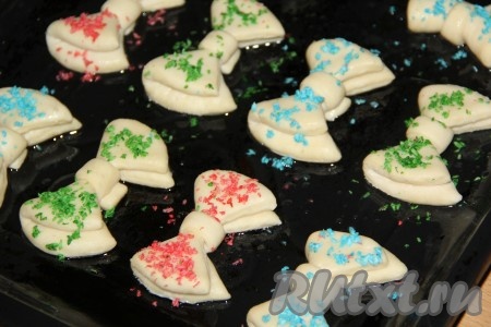 Смазать бантики водой и посыпать кокосовой стружкой (или цветной посыпкой).
