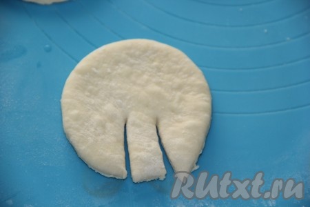 На каждом кружочке сделать два надреза, как на фото.
