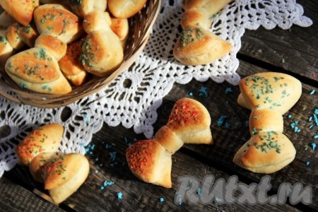 Булочки "Бантики", испечённые из дрожжевого теста, получаются и красивыми, и очень вкусными, они несомненно понравятся и детишкам, и взрослым.