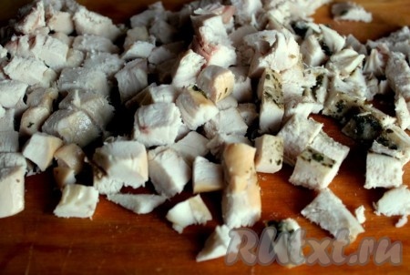 Куриное мясо порезать кубиками.
