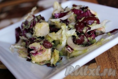 Вкусный, сытный салат с курицей и фасолью готов. Предлагаю заправить его по вкусу. Порция с гуакамоле - на любителя.
