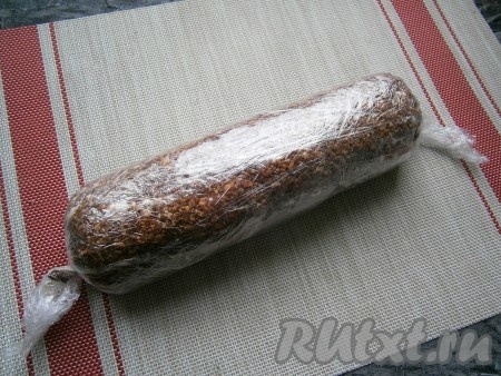 И плотно, с помощью плёнки, свернуть всё в рулет. Концы плёнки закрутить с двух сторон.
