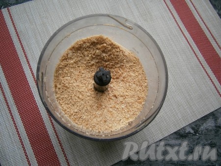 Печенье измельчить в чаше блендера до крошки.
