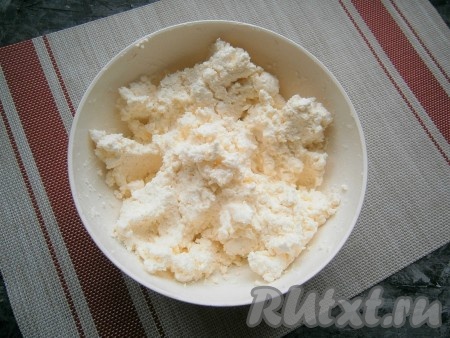 Хорошо размешать творожную массу ложкой.
