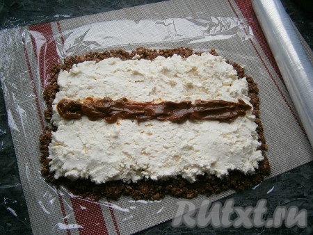 По середине, горизонтально, выложить полоску сгущёнки (вместо сгущёнки можно выложить полоску из джема, ягод или варенья).
