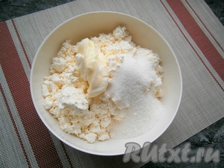 В отдельную тарелку выложить творог, добавить предварительно размягчённое до комнатной температуры сливочное масло, всыпать сахар и ванильный сахар.
