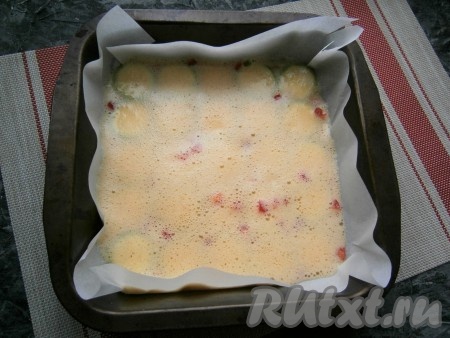 Залить яйцами кабачки.