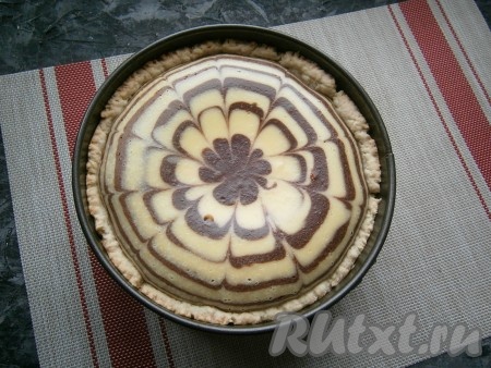 Духовку разогреть до 180 градусов, выпекать творожный пирог "Зебра" 1 час. Затем достать его из духовки и дать полностью остыть в форме.