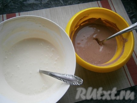 Тщательно обе смеси перемешать. Смеси получатся легко стекающими с ложки.