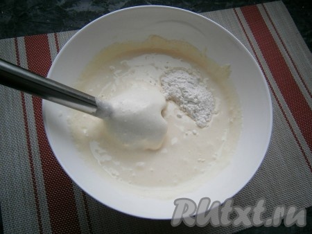 Пюрировать творожную массу погружным блендером, всыпать крахмал и ещё раз пробить блендером до однородного состояния.
