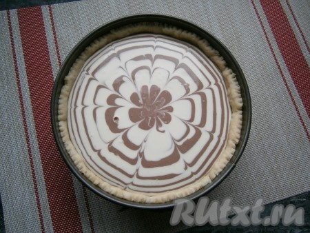 Когда закончатся обе смеси, на поверхности пирога зубочисткой сделать рисунок.
