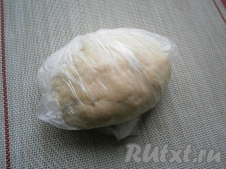 Затем влить ледяную воду и быстро замесить тесто, которое вначале будет рассыпаться и не собираться, но от тепла рук тесто должно стать плотным, однородным и собраться в однородный комок. Тесто поместить в целлофановый пакет (или обернуть плёнкой) и поместить в холодильник на 30 минут.
