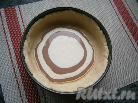 Далее налить в центр 3 столовые ложки светлой смеси. Затем в центр формы поверх светлой смеси налить 1 столовую ложку тёмной смеси. Таким образом, чередуя, наливать в центр формы 3 столовые ложки светлой смеси и 1 столовую ложку тёмной смеси. 
