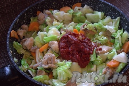 Далее добавить в сковороду томатную пасту, посолить овощи с куриным мясом, приправить по вкусу специями, хорошо перемешать. Накрыть сковороду крышкой, огонь уменьшить до минимума и тушить овощи с куриным филе 30-40 минут (до готовности капусты). В процессе приготовления, если будет мало жидкости, можно добавить 200 миллилитров воды (я воду не добавляла, у меня свежая капуста дала достаточно собственного сока).
