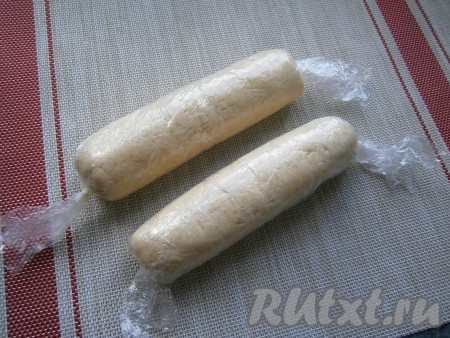 Тесто разделить на 2 части, каждую - скатать колбаской и обернуть в пищевую плёнку. Отправить тесто в холодильник на 1 час.
