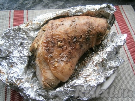 Оставить рульку в прохладном месте для маринования на 10-12 часов, то есть до вечера. Затем часов в 9-10 вечера поместить рульку в фольге в чашу мультиварки, закрыть крышку и выставить режим "Мультиповар", температура - 80 градусов на 12-13 часов и можно ложиться спать. Через данное время рулька будет уже готова. Далее достать свиную рульку из мультиварки, развернуть верх фольги.