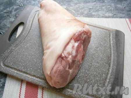 Рульку хорошо вымыть, шкуру почистить ножом, обсушить. Лучше начинать заниматься рулькой утром или днём. До вечера она будет мариноваться, на ночь её нужно будет поместить в мультиварку.
